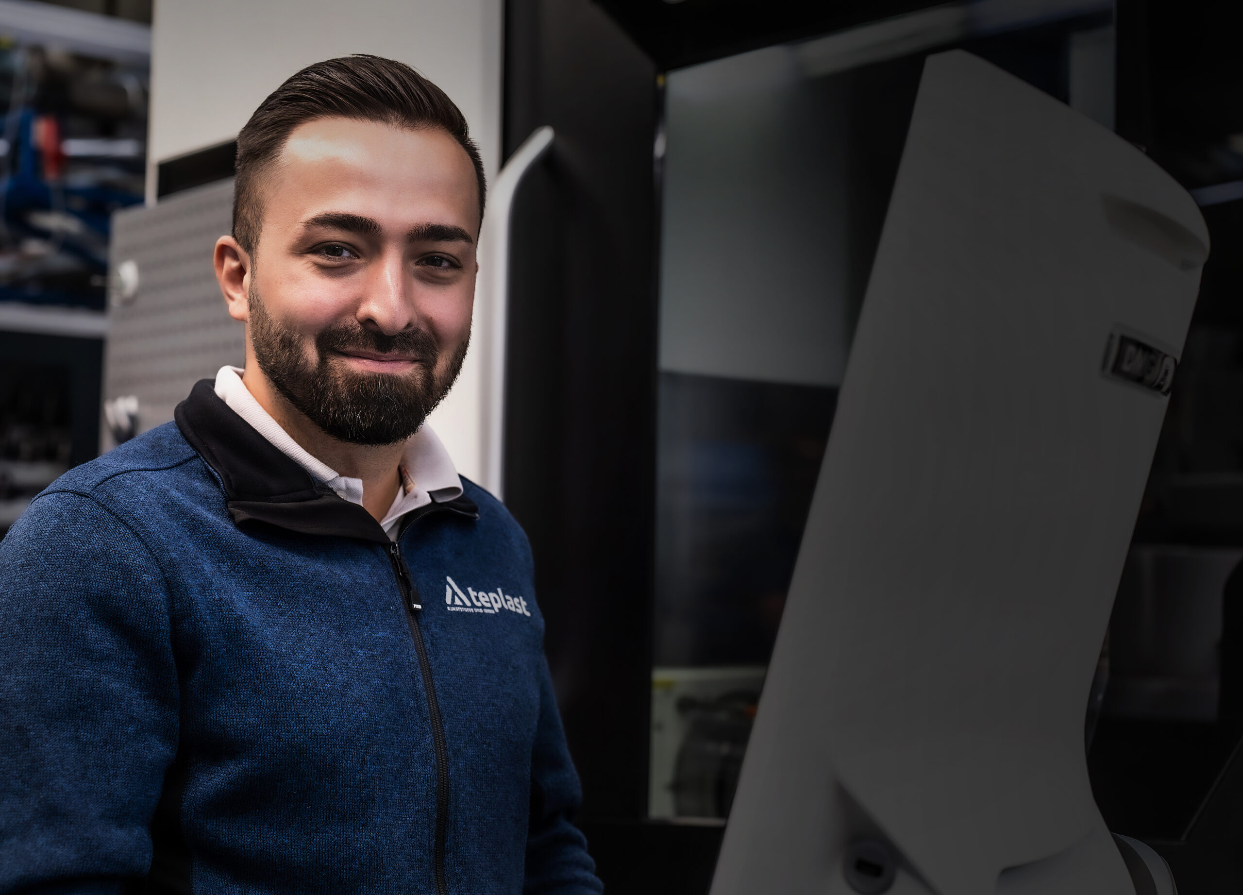 Mitarbeiter in der Kunststoff-Zerspanung bei Teplast in Ahaus – Karriere mit moderner Technik und familiärem Team starten.